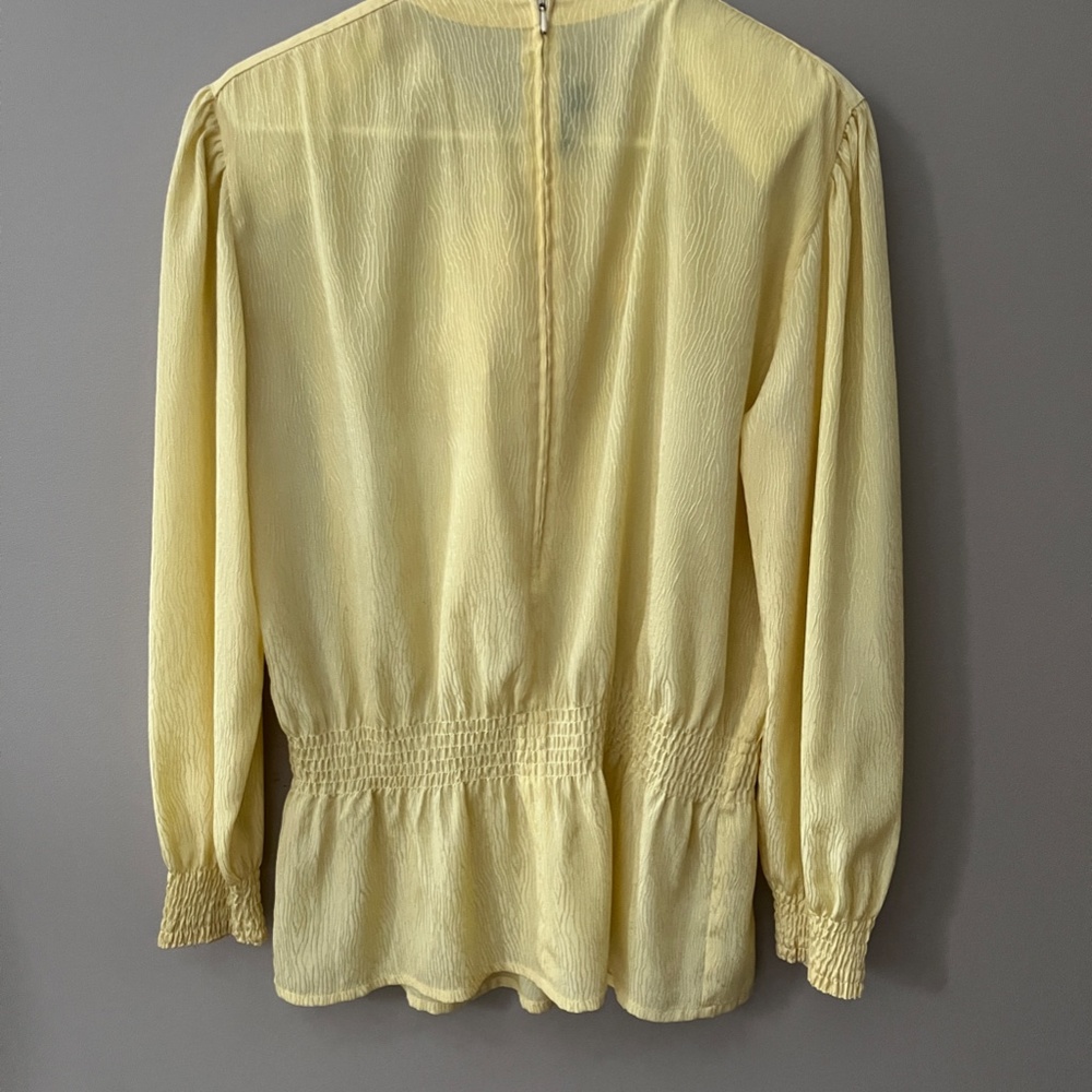 Beautiful silk, bow tie blouse in soft yellow. Louis Feraud, size 10 - Picture 2 of 6